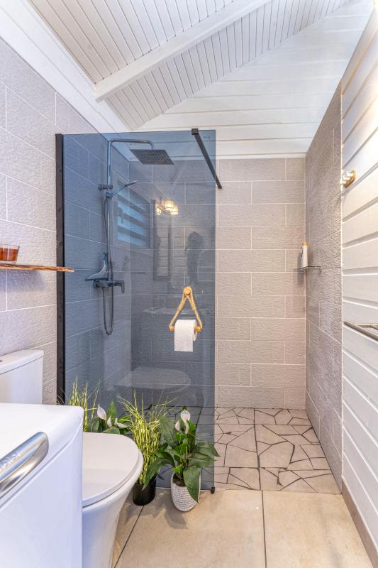 11.Location villa piscine Marie Galante_Salle de douche